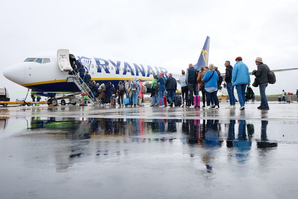 Ryanair will seinen Mitarbeitern künftig einen höheren Bonus zahlen, wenn sie Gepäck-Sünder herausziehen. (Symbolfoto)