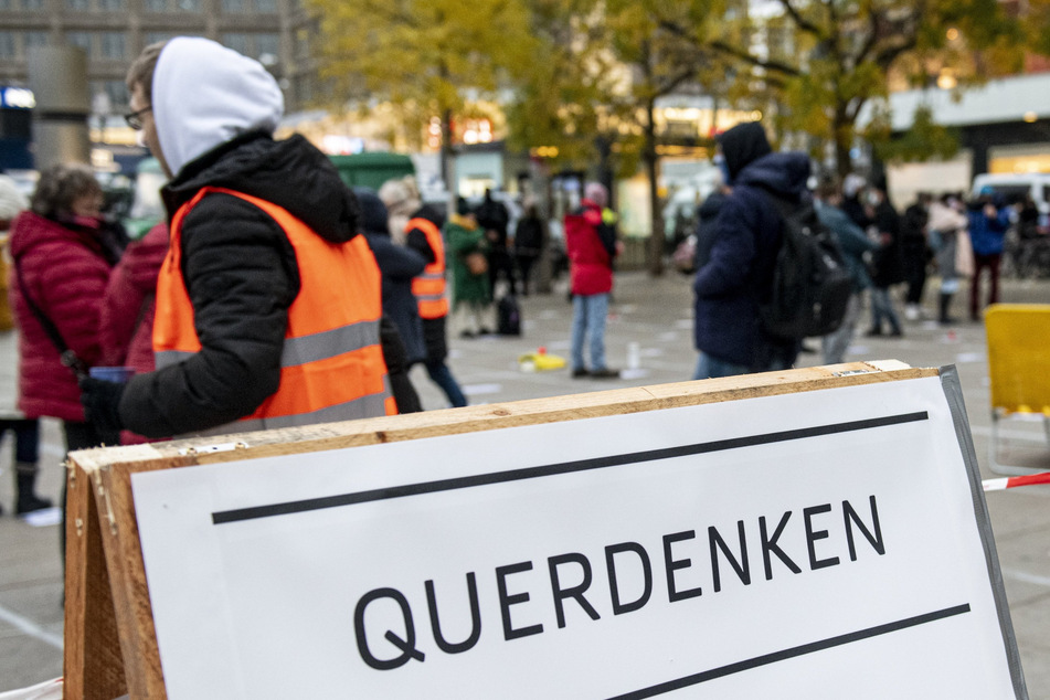 Die Berliner Polizei will das Verbot der "Querdenken"-Demo am Mittwoch durchsetzen.