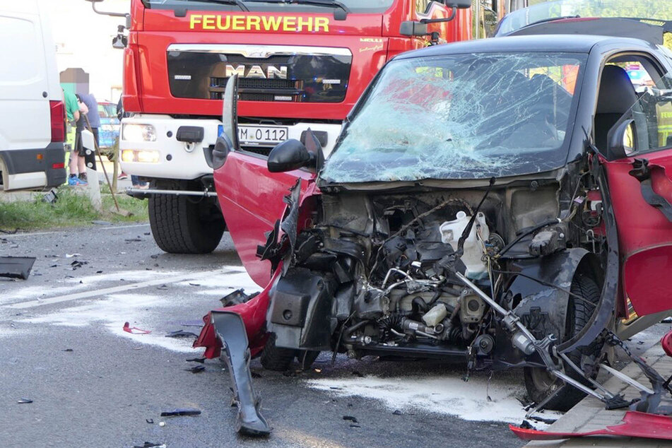 Transporter und Smart kollidieren: Vier Verletzte bei schwerem Unfall auf der B107