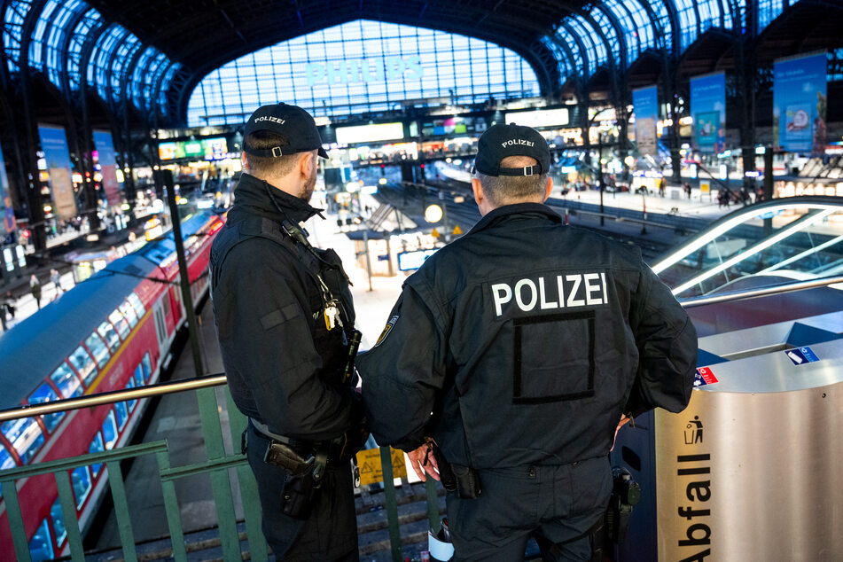 Die Bundespolizei Hamburg warnt vor leichtsinnigem Verhalten an Bahngleisen. (Archivbild)