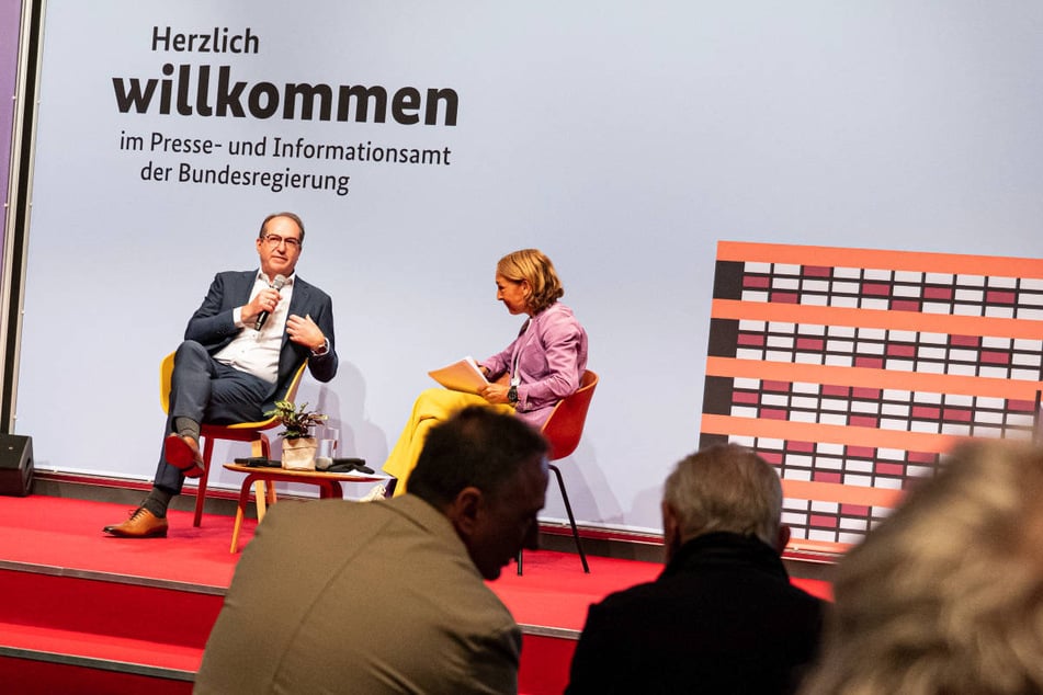 Innenminister Alexander Dobrindt (55, CSU) hat sich im Bundespresseamt den Fragen des Publikums gestellt.
