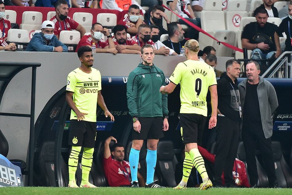 Bei Borussia Dortmund durfte Ansgar Knauff das erste Mal Champions League Luft schnuppern und stand unter anderem gemeinsam mit Erling Haaland (23, r.) auf dem Platz.