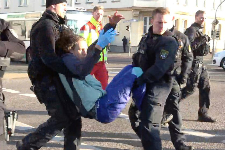 Bei dem letzten Streik der "Letzten Generation" im November 2022 wurden die Demonstranten von der Polizei entfernt.