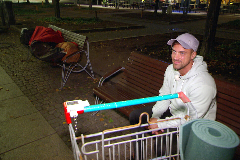 Ebenfalls am Augustusplatz wollte er mit einer pöbelnden Obdachlosen ins Gespräch kommen, wurde aber nur noch weiter beschimpft.