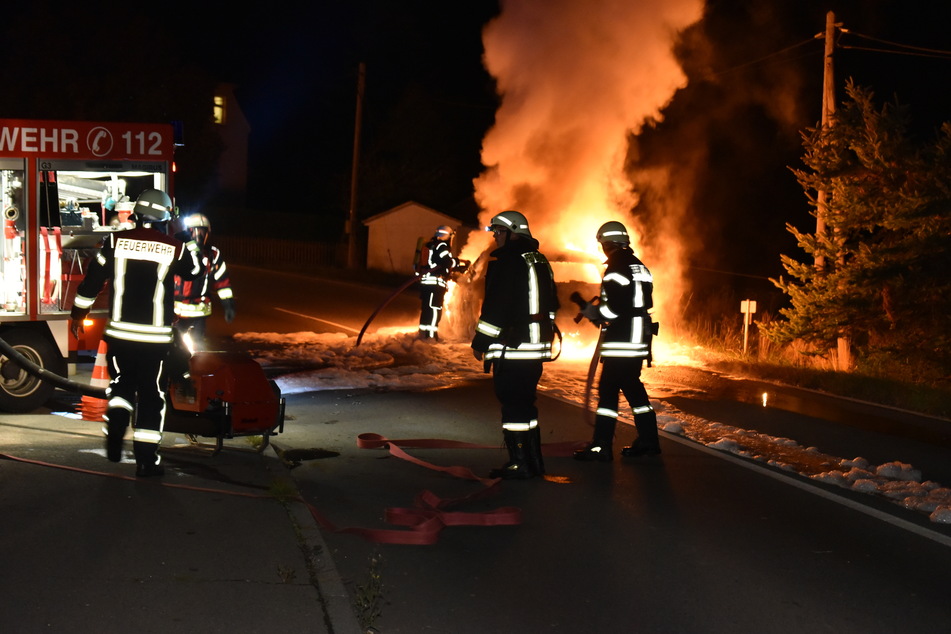 Auf der B101 bei Pockau-Lengefeld brannte am Sonntagabend ein Auto lichterloh.