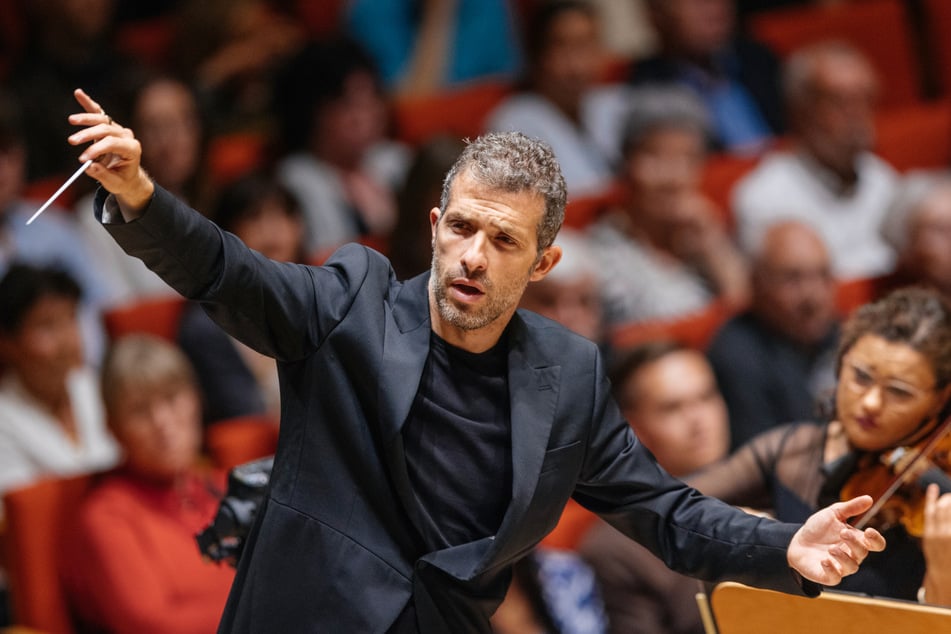 Omer Meir Wellber (44) wird am 9. und 10. Juni im Rahmen der Dresdner Musikfestspiele dirigieren.