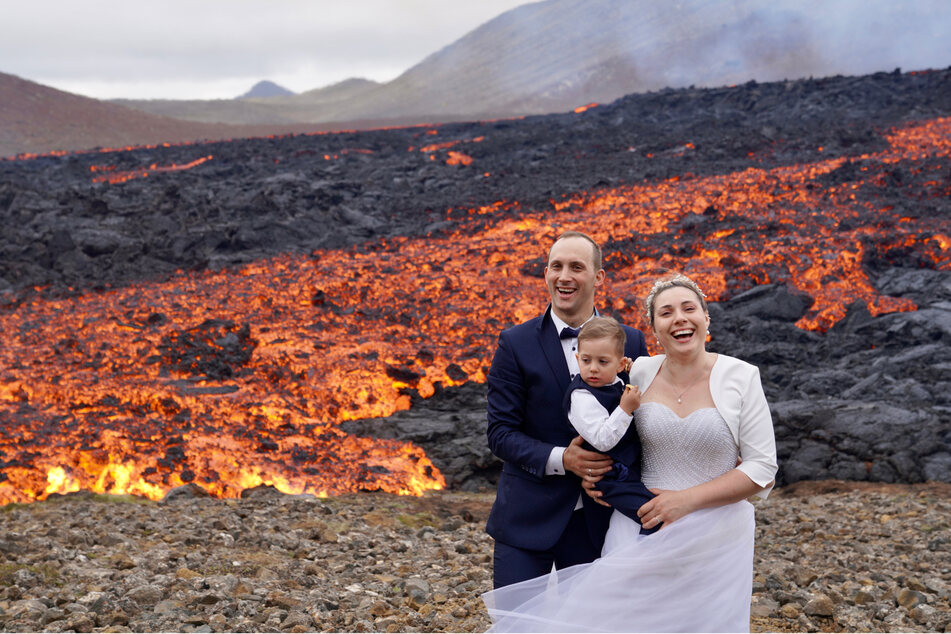 Julija (31) und Michael Domaschke (33) mit Söhnchen Benno (2) am Lava spcukenden Vulkan Fagradalsfjall.