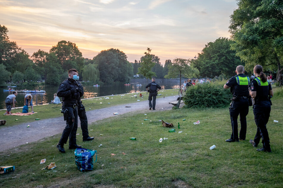 Die jungen Leute gehen, zurück bleiben Polizisten und Müll.