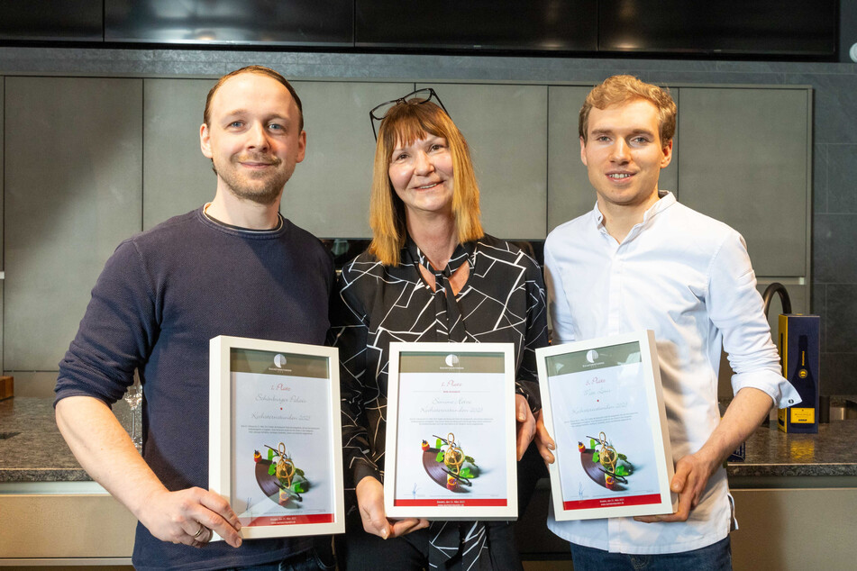 Die Gewinner der Kochsternstunden 2023 (v.l.): Christian Weid (39) und Simone Hetze (54) vom "Schönburger Palais" sowie Alexander Kasten (29, "max louis").
