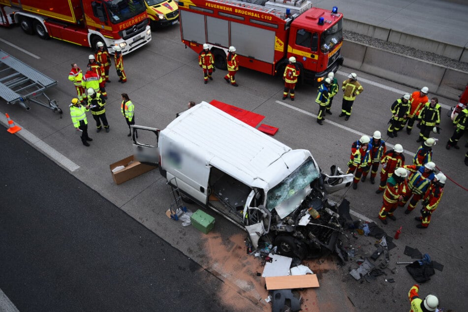 Einsatzkräfte an der Unfallstelle.