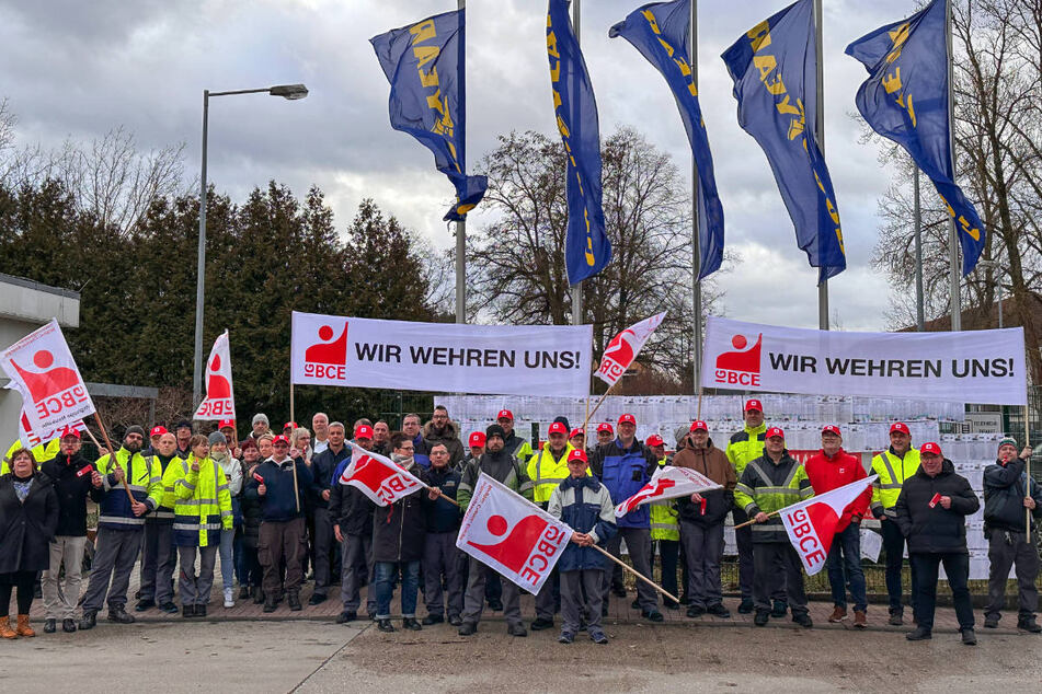 Rund Hundert Mitarbeiter haben sich am Mittwoch vor dem Goodyear-Werk in Fürstenwalde versammelt, um gegen die geplante Schließung zu protestieren.