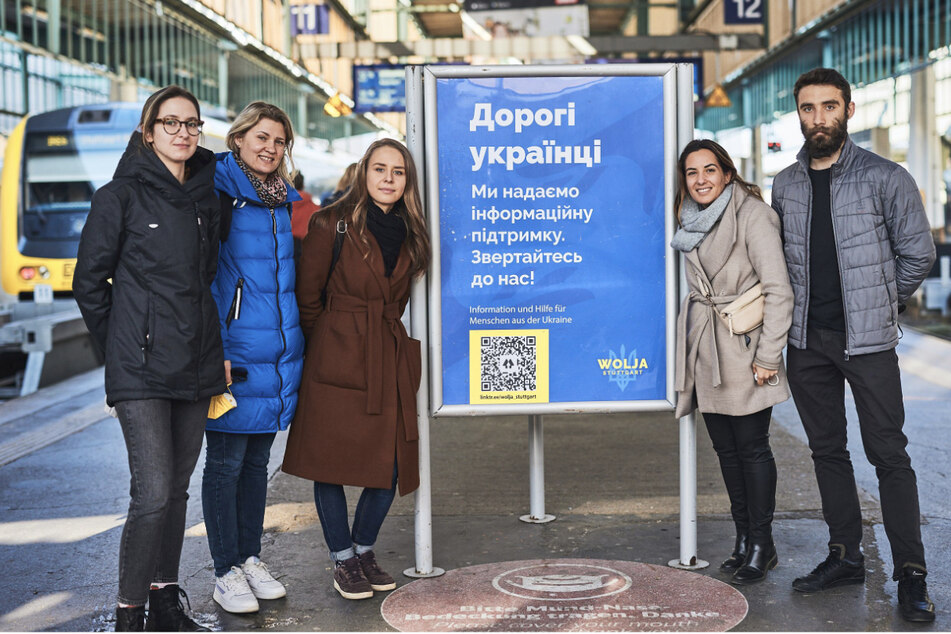 Vita Kochurova, Anasia Schulz, Julia Melnyk, Maria Azzarone und Vlad Trutniev (v.l.n.r.) neben einem selbst entworfenen Plakat am Stuttgarter Hauptbahnhof.