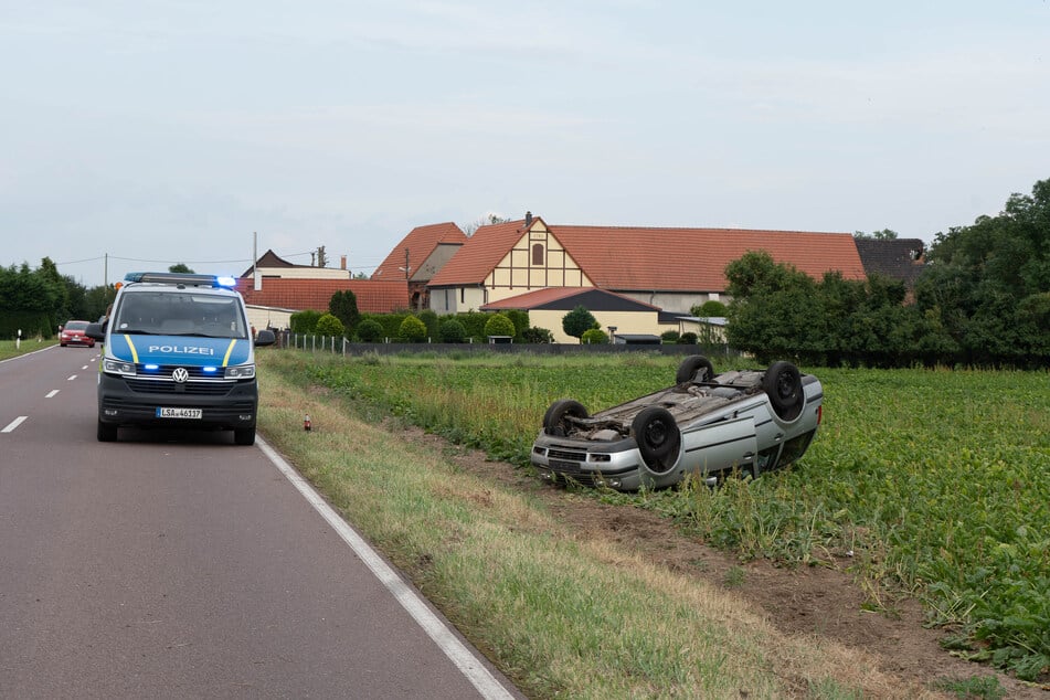 Der VW landete auf dem Dach.