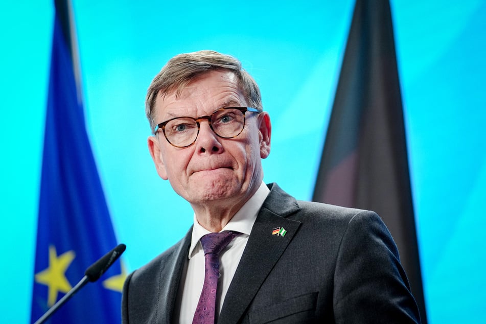 Außenminister Johann Wadephul (62, CDU) muss Linie fliegen.