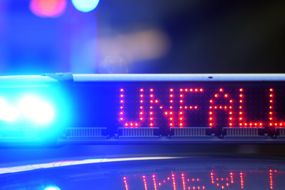 Unfall A8: Auto überschlägt sich auf A8: Stundenlange Vollsperrung