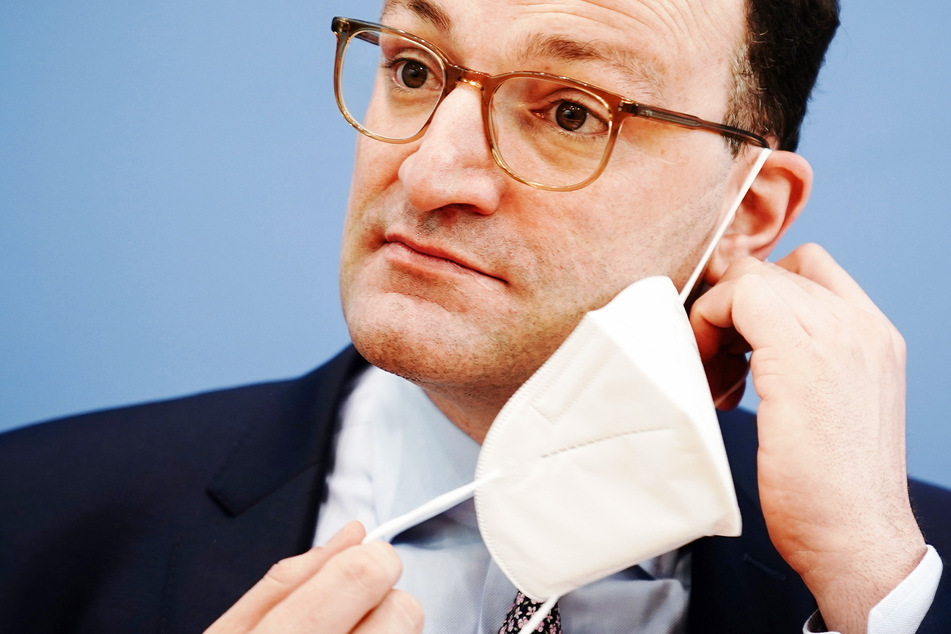 Jens Spahn (41, CDU), Bundesminister für Gesundheit, nimmt seine hochwertige FFP2-Maske ab.