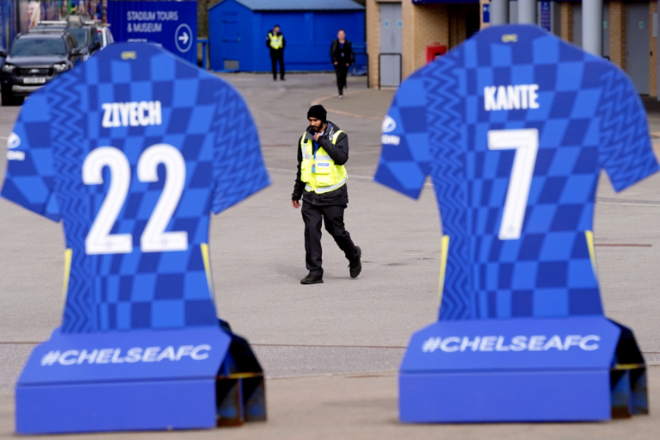 Schwierige Zeiten an der Stamford Bridge. Der FC Chelsea könnte durch die Sanktionen finanzielle Probleme bekommen.