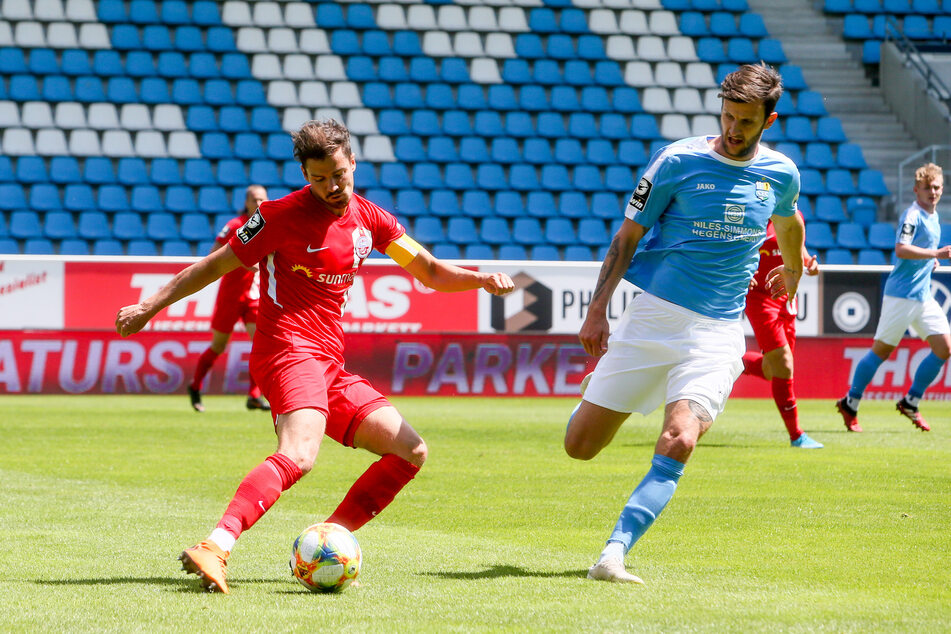 Dejan Bozic (r.) im Zweikampf mit Rostocks Julian Riedel.