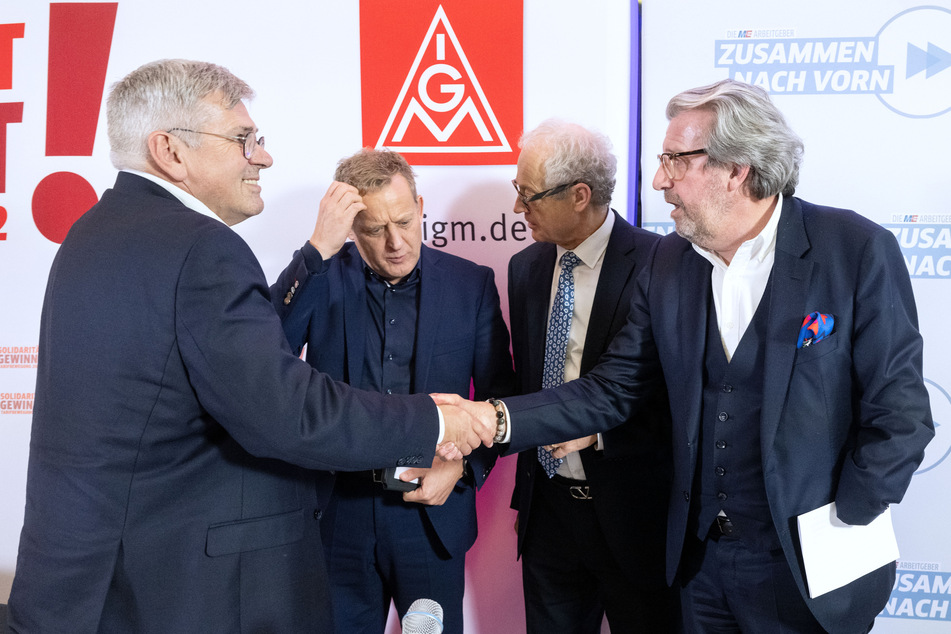 Jörg Hofmann (66, l-r), Roman Zitzelsberger, Harald Marquardt und Stefan Wolf (61), nachdem die Ergebnisse der Tarifverhandlungen der Metall- und Elektroindustrie vorgestellt wurden.