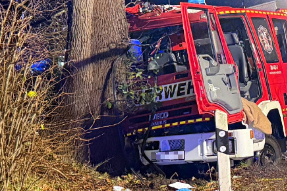 Feuerwehrauto kracht nach Einsatz in Baum: Neun Verletzte