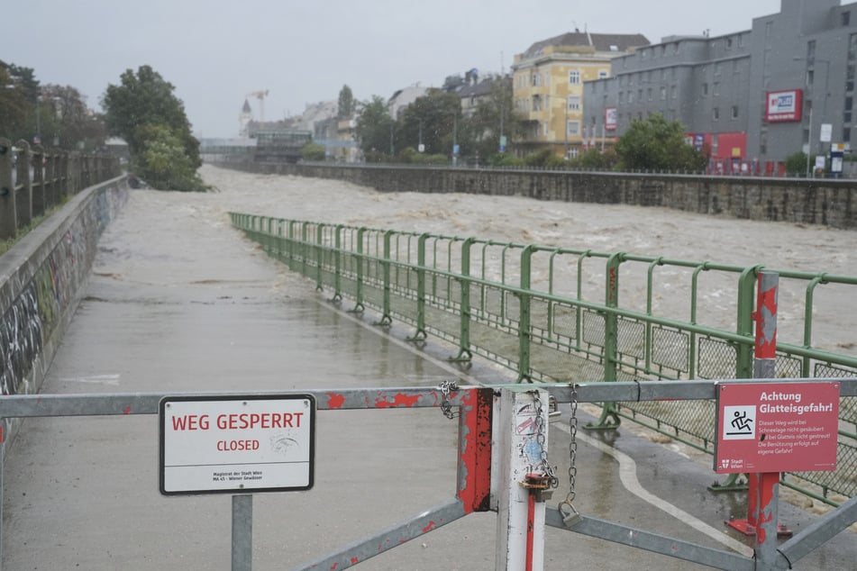 Laut Bürgermeister Ludwig sei die Lage in Wien unter Kontrolle. Allerdings führt der Wienfluss, ein Nebenfluss der Donau, noch immer gefährliche Wassermassen mit sich.