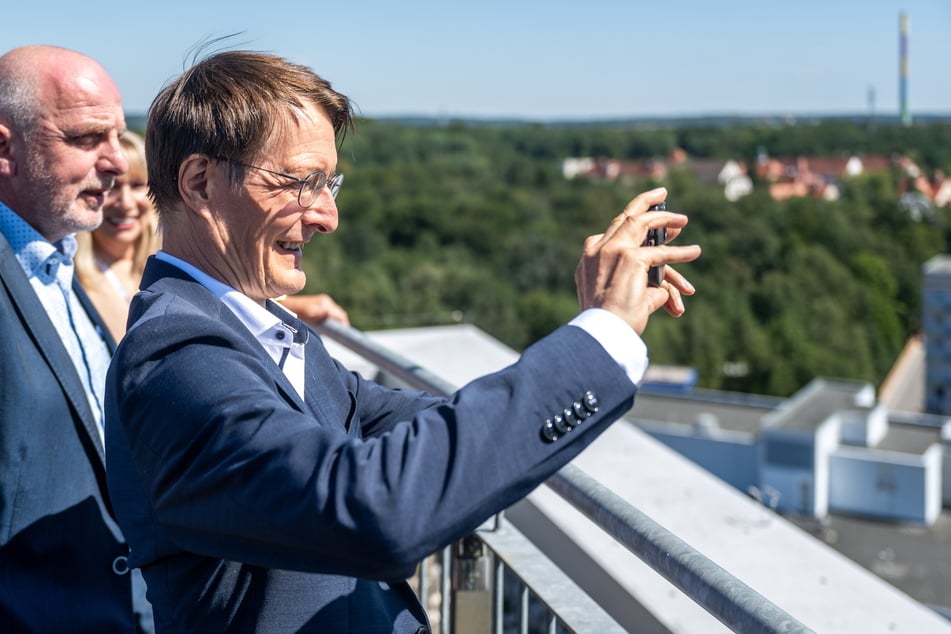 Gesundheitsminister Karl Lauterbach (61, SPD) nutzte die Gelegenheit für einen Schnappschuss vom Dach des Klinikums. Neben ihm Bundestagsabgeordneter Detlef Müller (59, SPD).