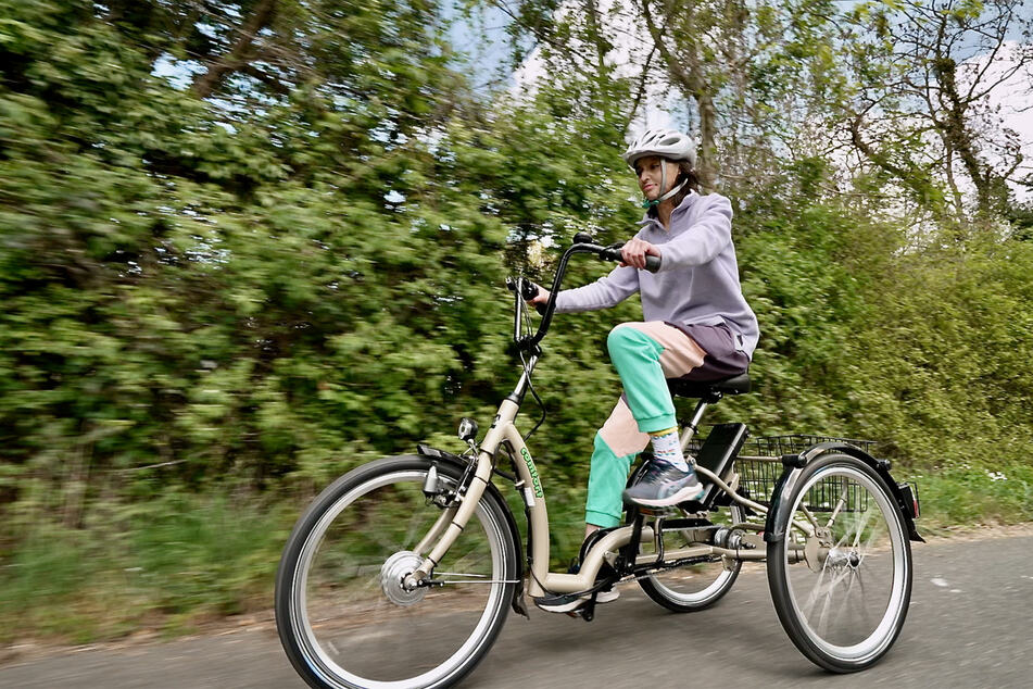 Mit ihrem Dreirad ist die junge Frau zumindest halbwegs mobil.