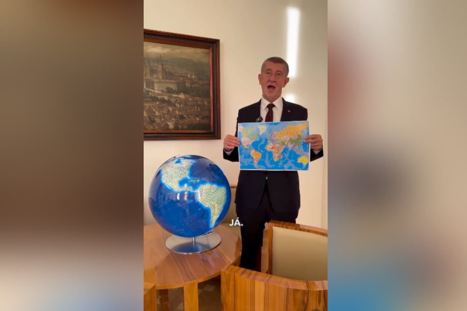 Babiš erklärte, dass sein neu gekaufter Globus die Erde realistischer darstellt als eine zweidimensionale Weltkarte.