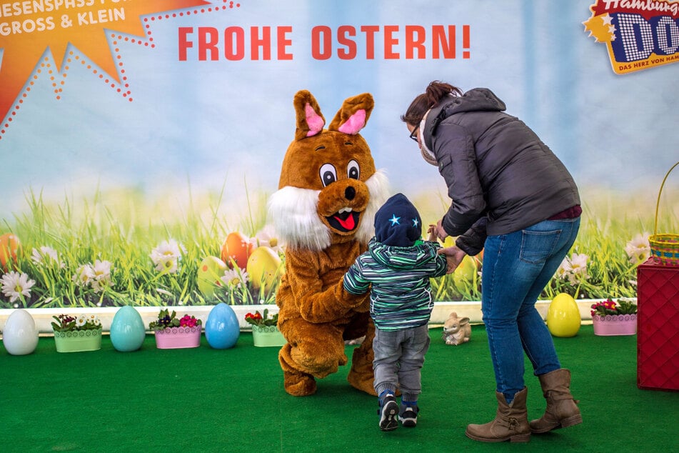 Coole Oster-Aktion auf dem DOM: Kinder können Ostereier bemalen und gegen coole Überraschungen eintauschen.