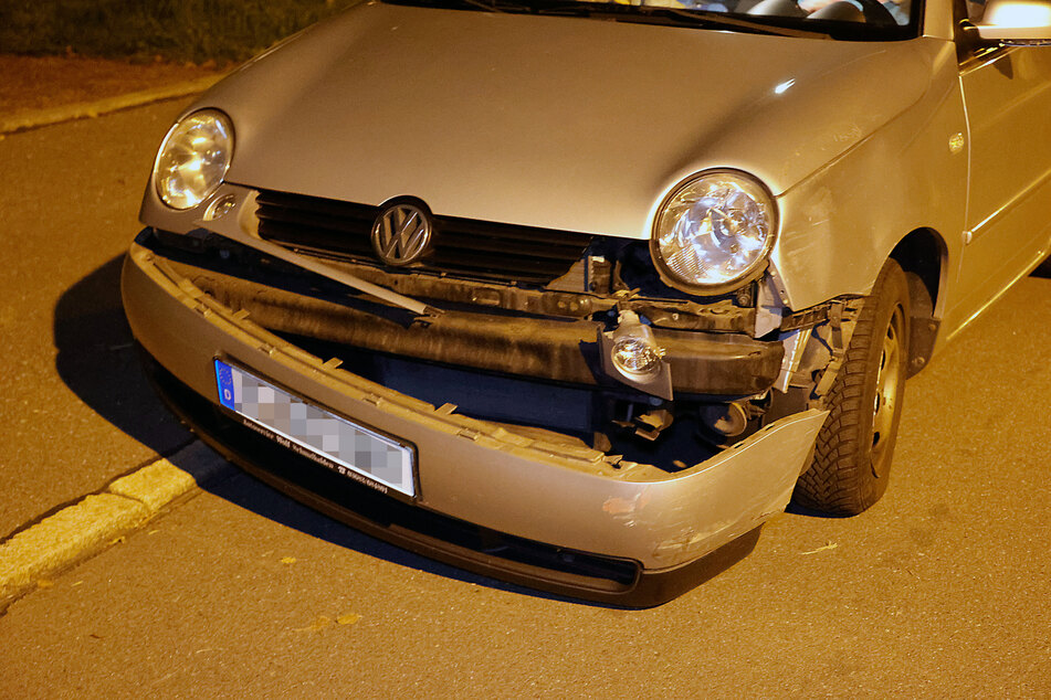 Dieser VW krachte am Donnerstagabend auf der Erdmannsdorfer Straße in Chemnitz mit einem Motorroller zusammen.