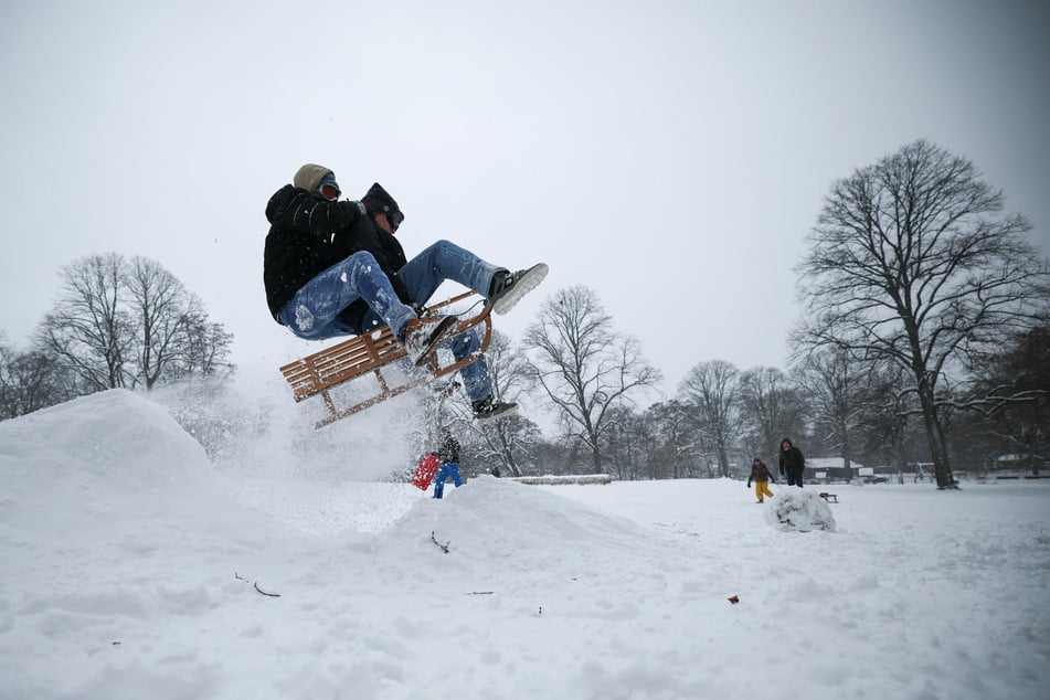 Wegen Schnee und Glätte blieben in Thüringen zahlreiche Schulen geschlossen oder wechselten in den Distanzunterricht – vielerorts mussten Schulhöfe und Klassenräume leer bleiben. (Symbolbild)