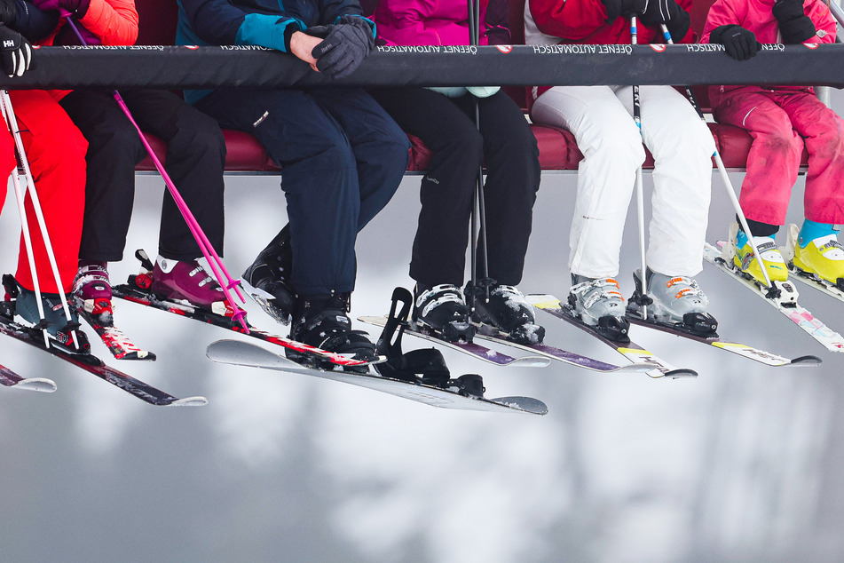 Mindestens 40 Skilifte an beschneiten Pisten sorgen am Wochenende im Sauerland für Wintersportvergnügen.
