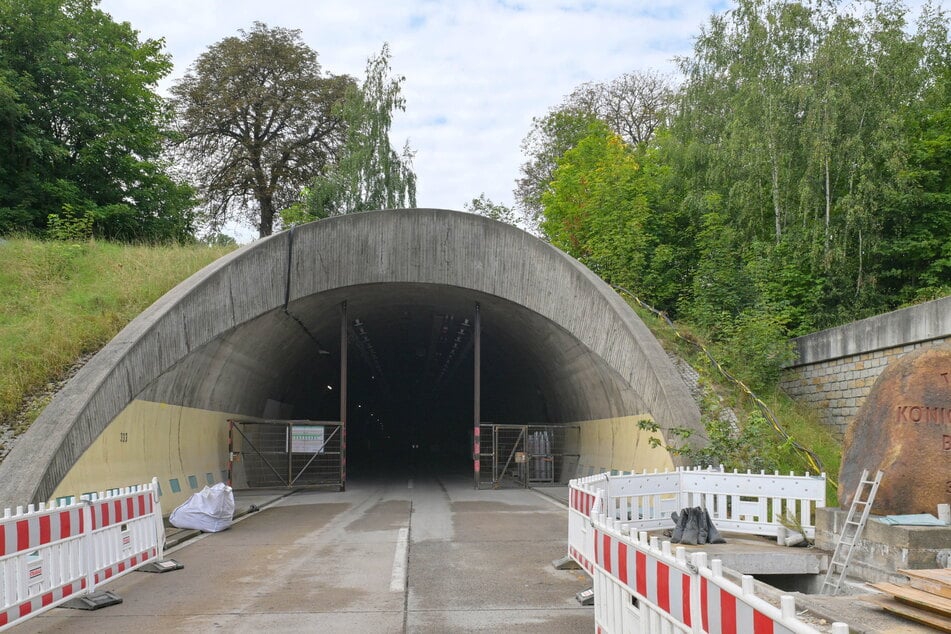 Die Sanierungsarbeiten in der Nordröhre des Tunnels Königshainer Berge dauern länger als ursprünglich geplant. (Archivbild)