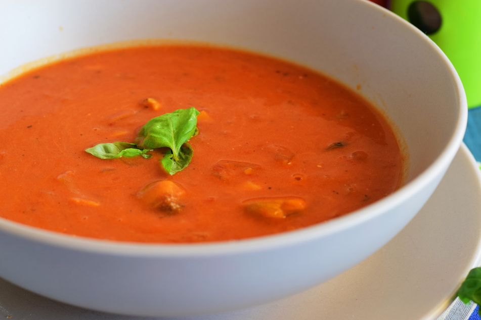 Tomatensuppe kann man im Winter und im Sommer genießen.