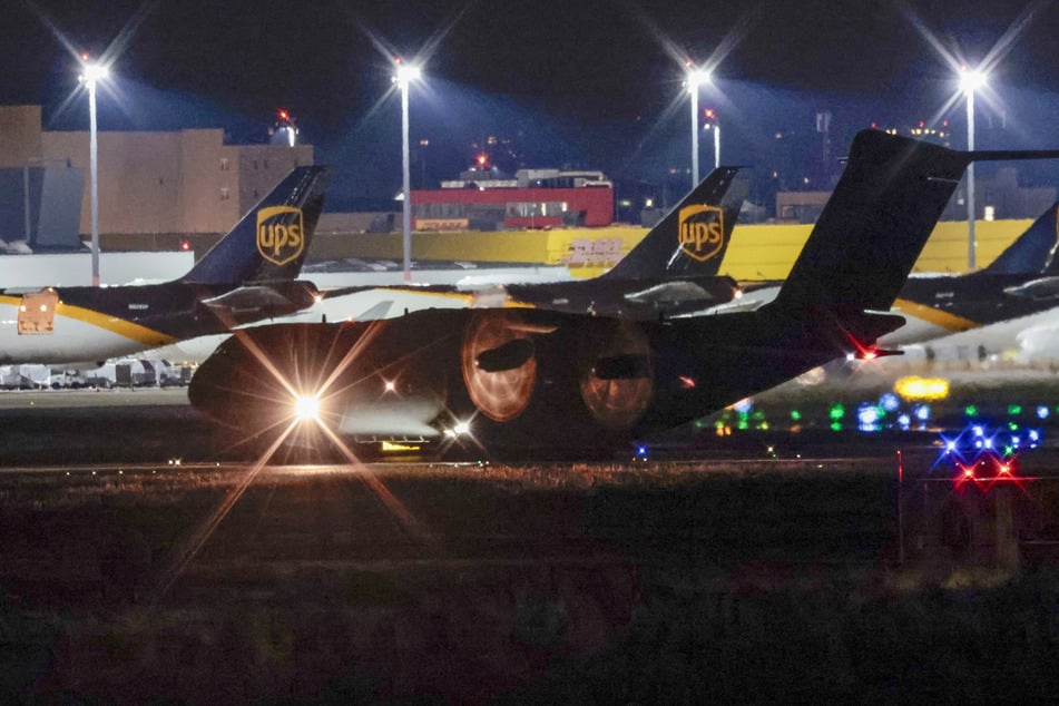 Ein Airbus A400M der Deutschen Luftwaffe rollt von der Landebahn am Flughafen Köln/Bonn. (Archivfoto)