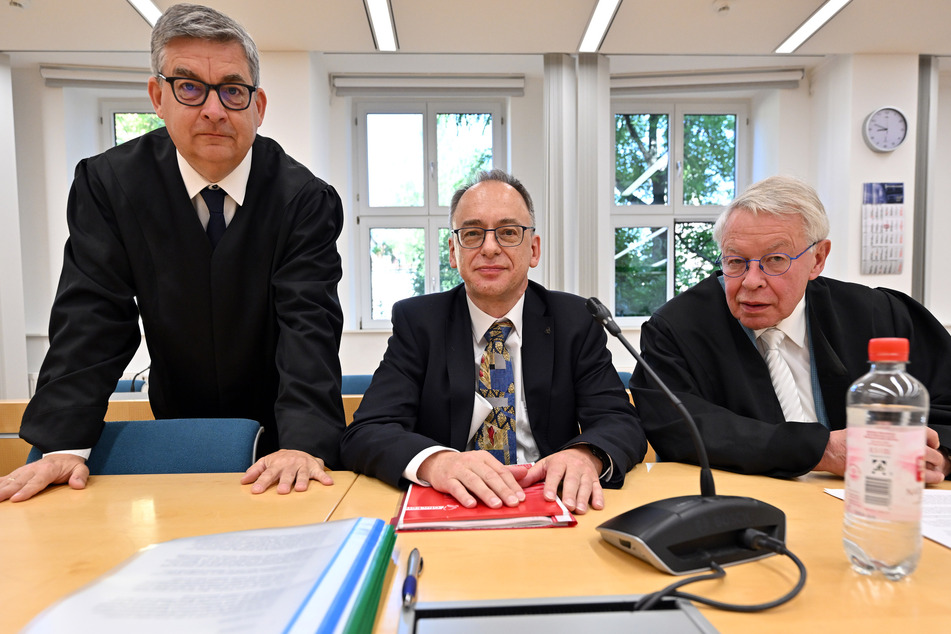Wegen seiner Entscheidung im April 2021 muss sich der Richter (Mitte) vor dem Landgericht Erfurt verantworten.