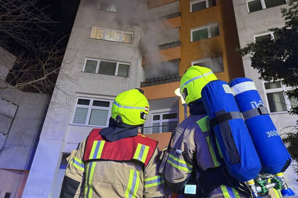 Rauch dringt aus dem 16-geschossigen Hochhaus in der Obstallee.