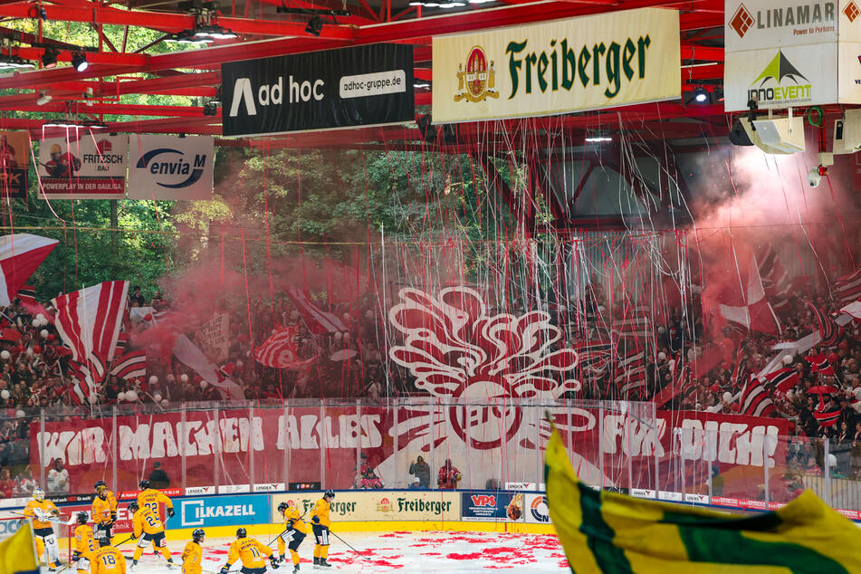 55 Minuten Verzögerung wegen Luftschlangen und Konfetti: Die Eispiraten-Choreo lief aus dem Ruder.