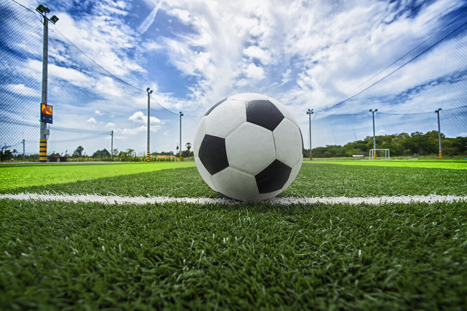 Noch steht der Ball still, doch ab Anfang August geht es für den 1. FC Köln wieder ins Training. (Symbolbild)