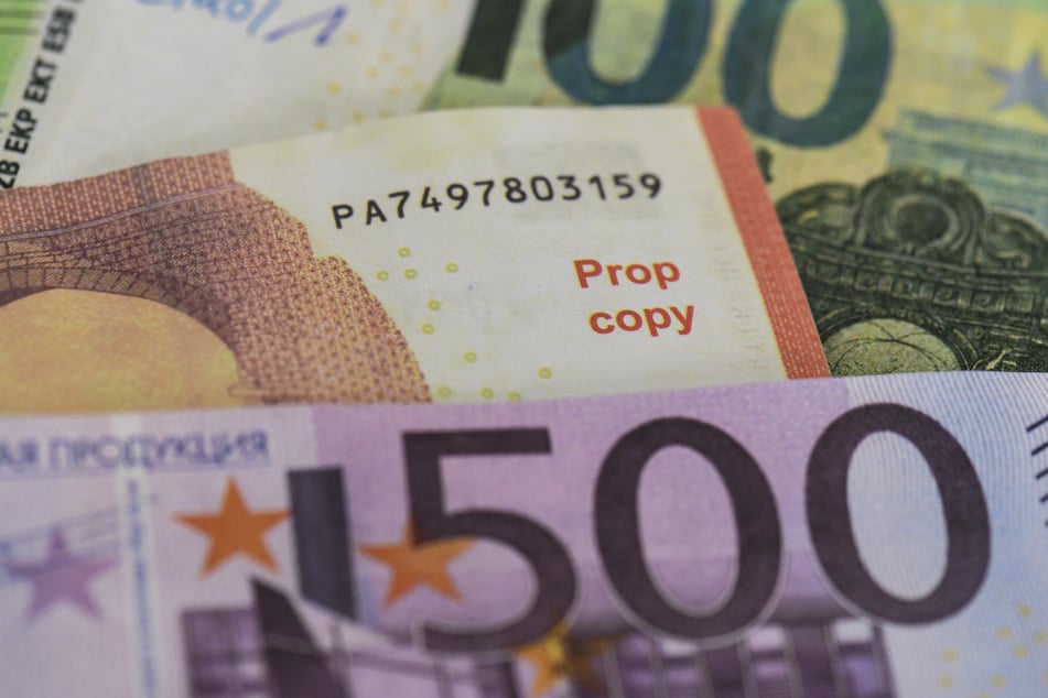 Frecher Trick: Mann versucht, mit Filmgeld zu bezahlen