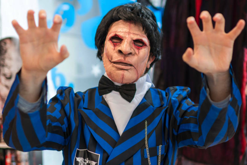 Kostüme aus Serien wie der "Addams Family" liegen voll im Trend.