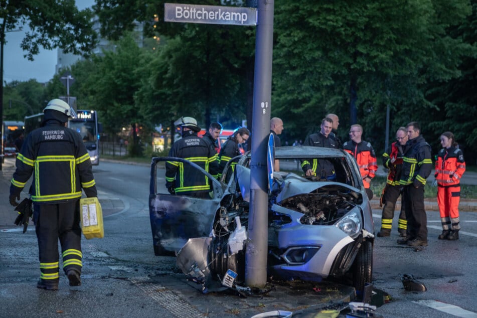 Der Wagen des Mannes wurde bei dem Unfall komplett zerstört. Allein wäre er vermutlich nicht mehr aus dem Wrack herausgekommen.