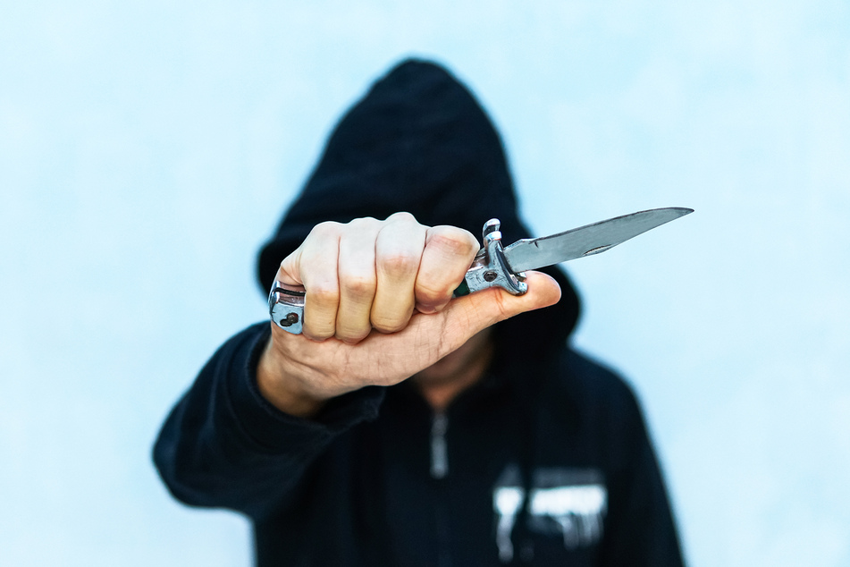 Auf ein Messer soll der Mann auf alle Fälle gefallen sein. Wie es aber dazu kam, das weiß die mutmaßliche Täterin nicht mehr. (Symbolbild)