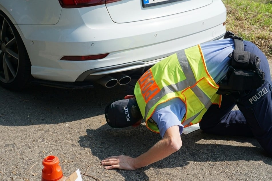 Auch einige Autos wurden intensiv von den Polizisten kontrolliert.