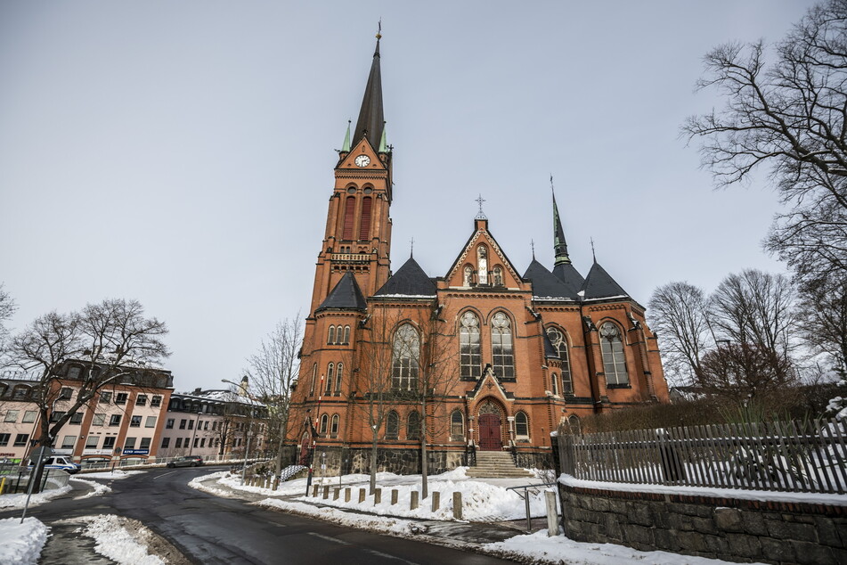 Der Minutenzeiger der Kirchturmuhr St. Nicolai in Aue-Bad Schlema geht circa drei bis fünf Minuten nach.