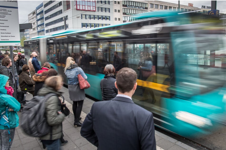 An Haltestelle und in Bussen und Bahnen wird es derzeit von Stadt zu Stadt