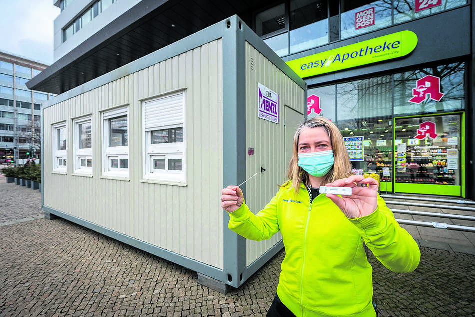 Hier darf sich ab dieser Woche jeder Passant gratis testen lassen: Apothekerin Manon Knaak (46) mit dem Testkit vor dem Test-Container.