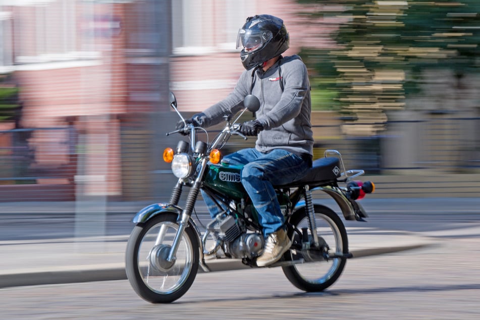Die Fahrt auf einer Simson endete für einen 17-Jährigen tödlich (Symbolbild).
