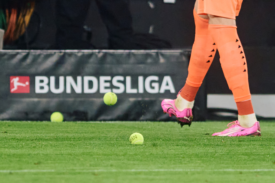 Fast schon ein gewohntes Bild: In den Bundesliga-Stadien war der Wurf von Tennisbällen als Form der Fanproteste zuletzt an der Tagesordnung.