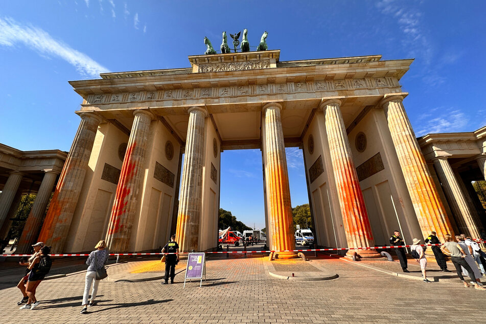 Bereits zweimal beschmierten Klima-Rebellen das Brandenburger Tor mit oranger Farbe.